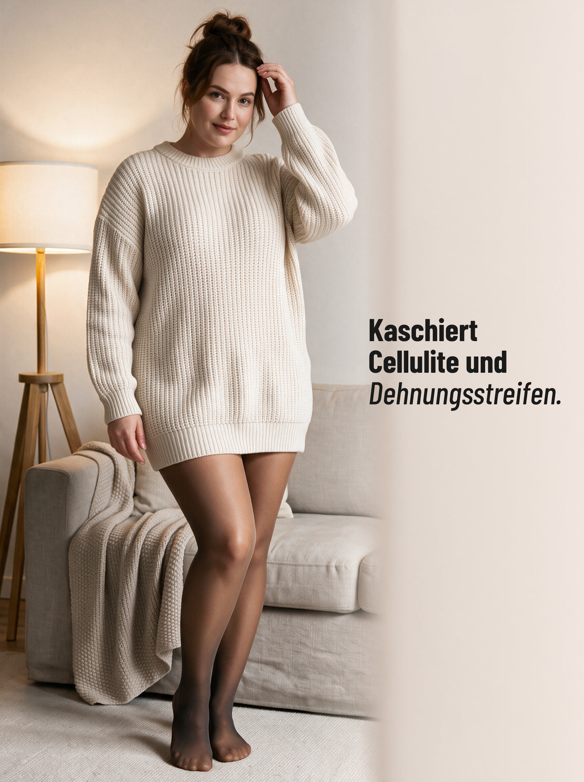 Kurvige Frau im langen Pullover und Thermo-Strumpfhose, lächelnd im Wohnzimmer