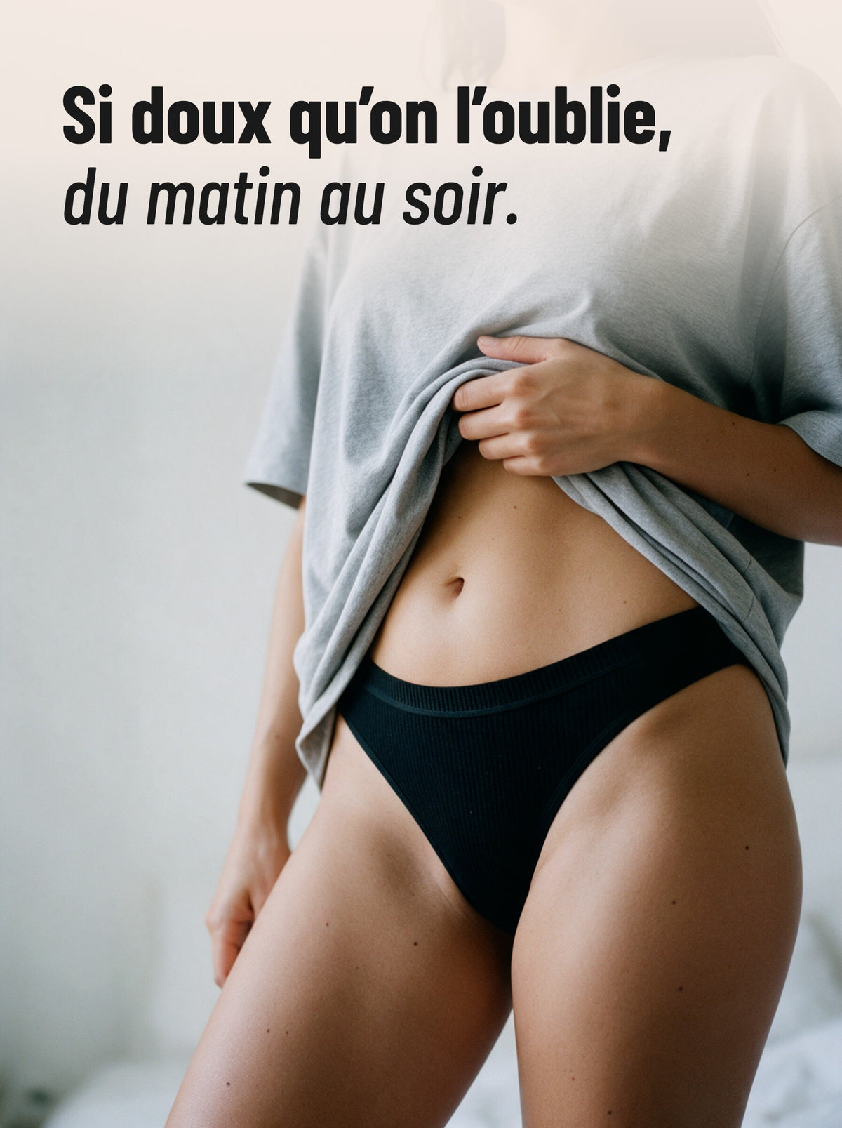Tanga noir en coton côtelé, porté de face