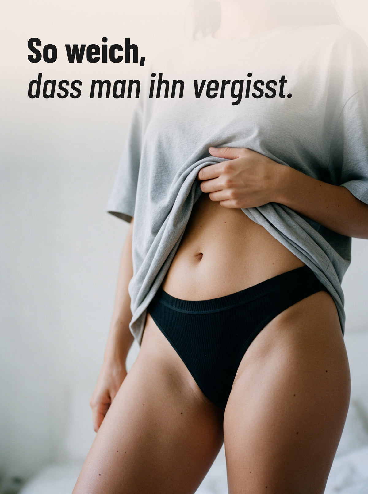 Schwarzer Tanga aus Rippbaumwolle, von vorne getragen