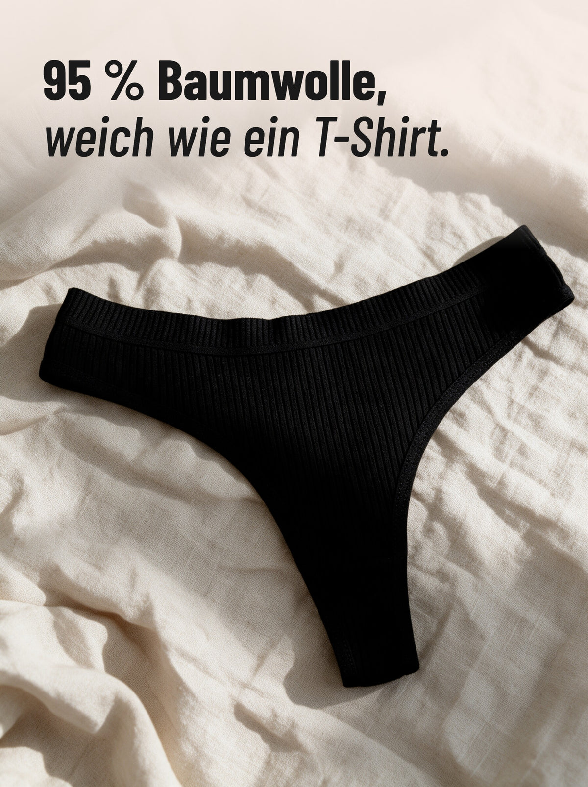 Schwarzer Tanga aus Rippbaumwolle, flach hingelegt